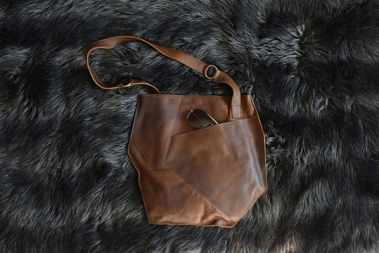 Cross Over Tote - Echtleder Tasche mit geometrischem Design